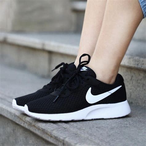 nike black and white sneakers women's